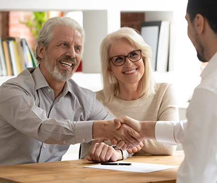 shaking hands in a business meeting