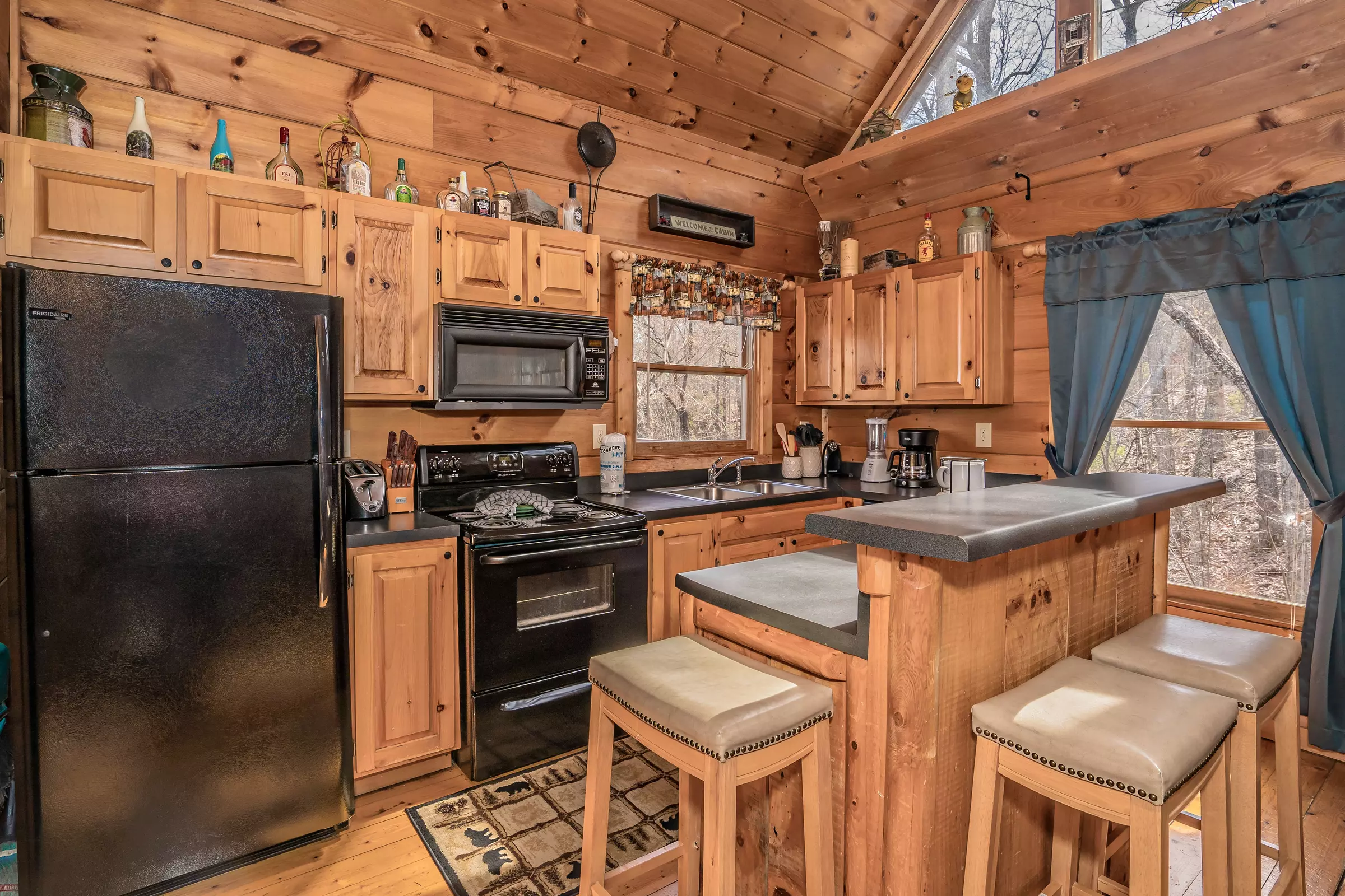 Curious Cubby Hollow - 2 Bedroom Sevierville Cabin Rental