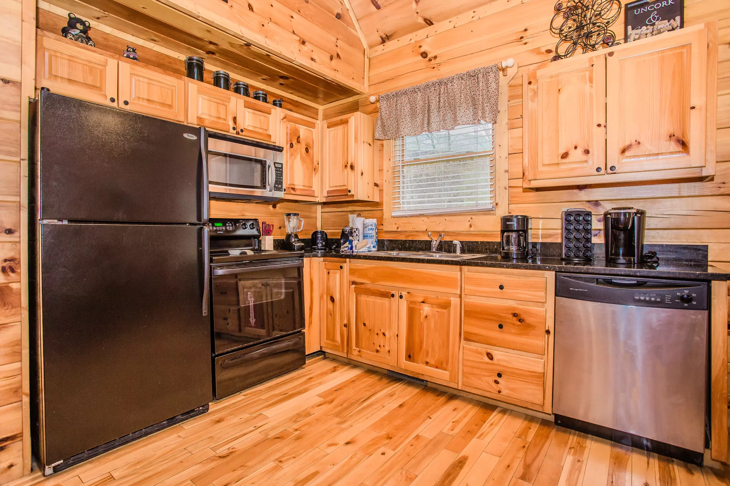 Hole In The Wall - 2 Bedroom Sevierville Cabin Rental