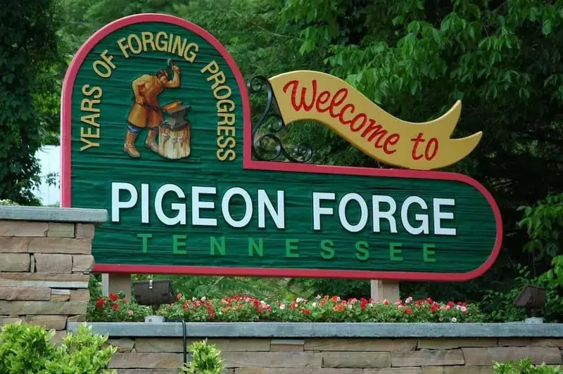 welcome to pigeon forge sign