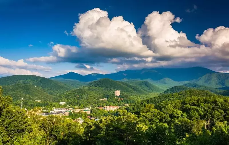 Scenic photo of Gatlinburg and the Smoky Mountains.