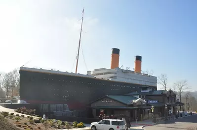 outside of titanic pigeon forge museum