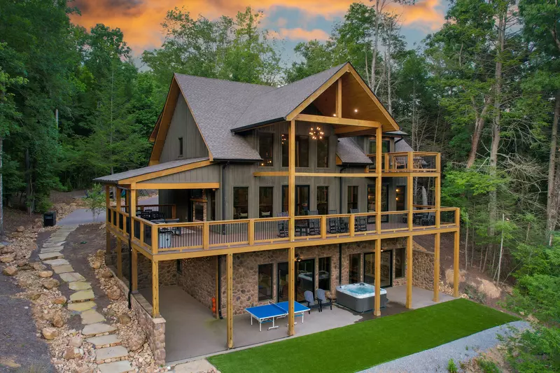 Modern Mountain Majesty - 3 Bedroom Sevierville Cabin Rental