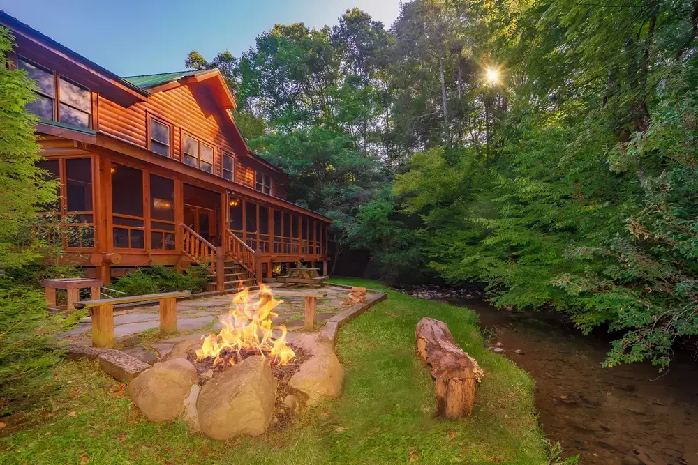 fire pit and cabin next to the creek at Creekside Getaway