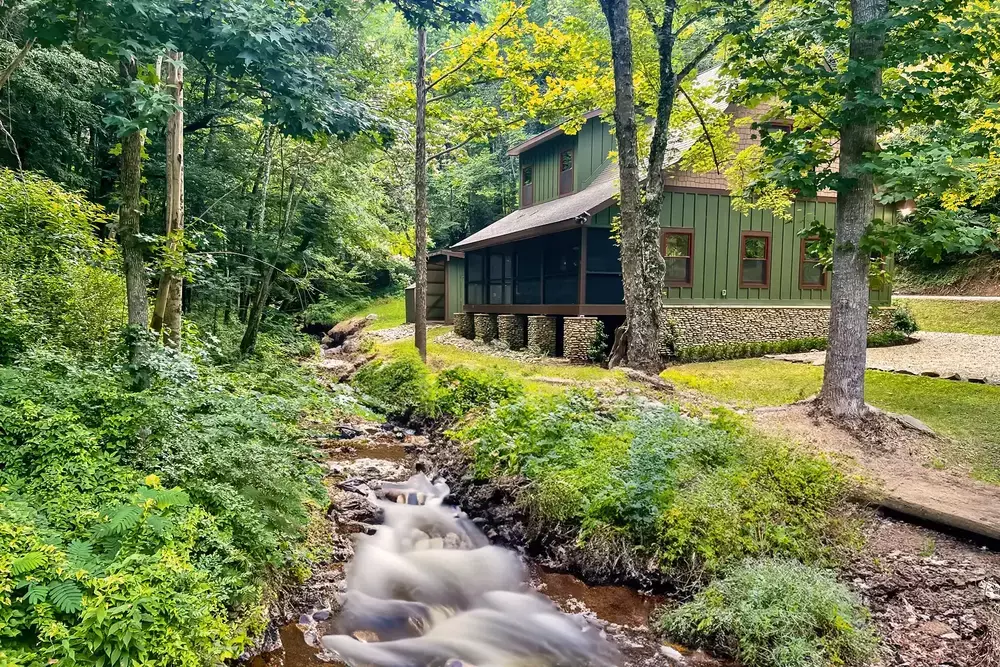 Laurel Creek Lodge cabin next to the creek