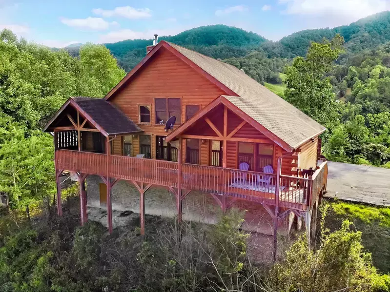 Tuscan Vista cabin with mountain view