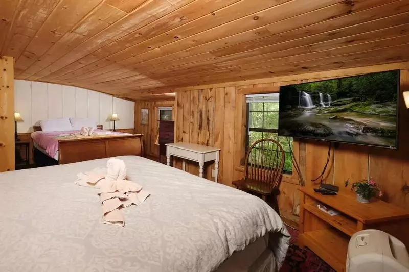 Keaton's On The Creek