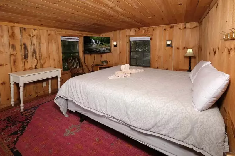 Keaton's On The Creek