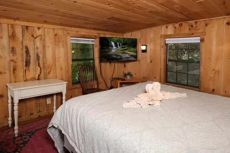 Keaton's On The Creek