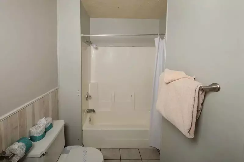 Keaton's On The Creek