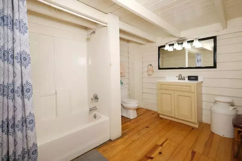 Keaton's On The Creek