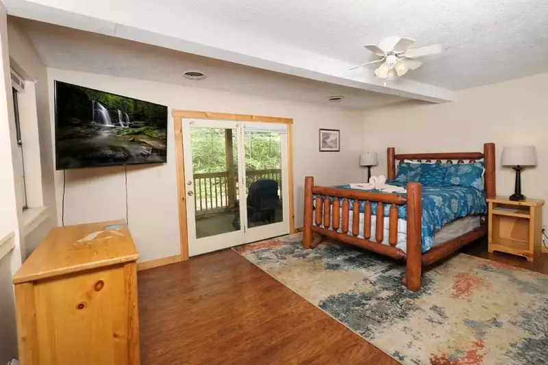 Keaton's On The Creek