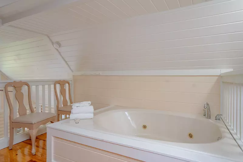 Keaton's Knotty Hideaway